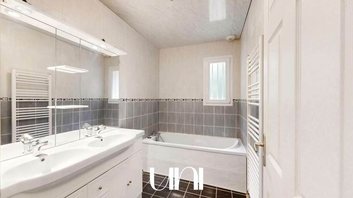 Maison à SAINT-CYR-DU-RONCERAY