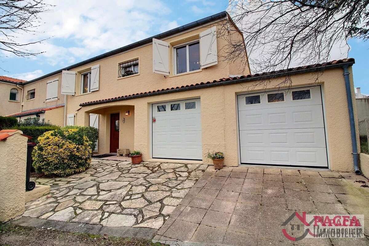 CASTRES - Maison 5 chambres, jardin et double garage - photo 16