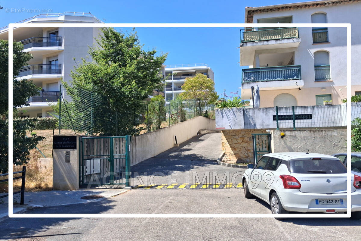 Parking à VALLAURIS