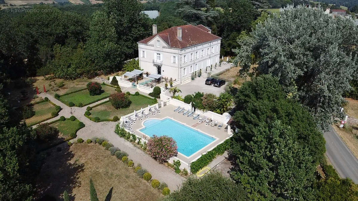 Magnifique Demeure dans le style néo paladien de 750 m2 comprenant 9 suites et 3 chambres avec un terrain de 1 - photo 2