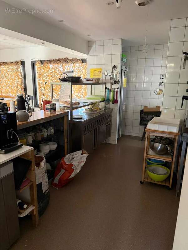 Commerce à PERNES-LES-FONTAINES