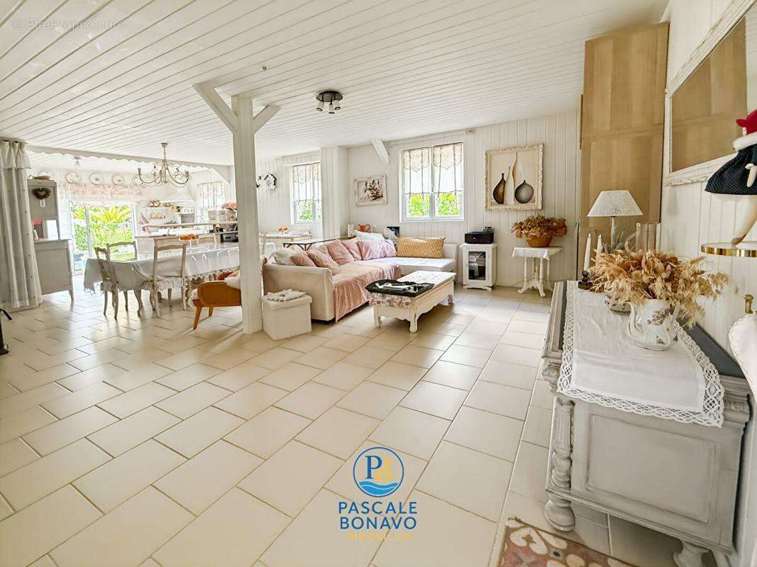 Maison à VENDAYS-MONTALIVET