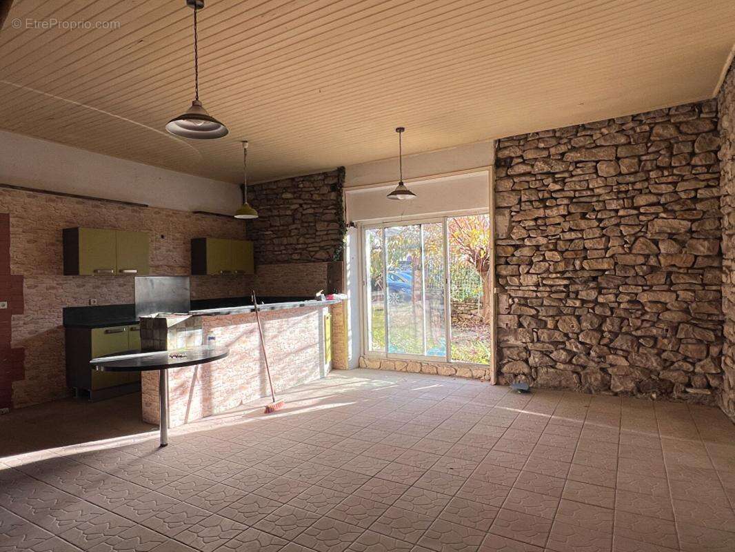 Maison à SAINT-JEAN-DE-MARUEJOLS-ET-AVEJAN