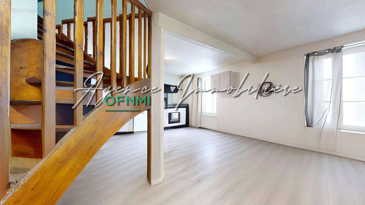 Appartement à SURY-LE-COMTAL