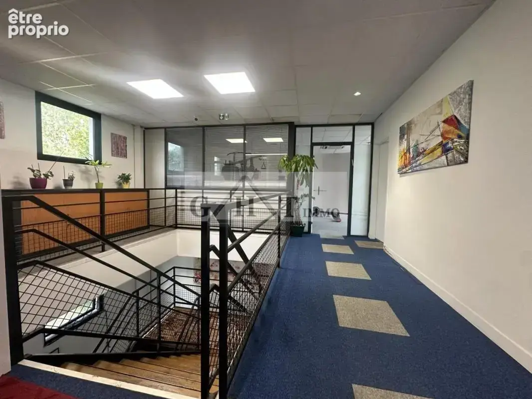 Entrepot + locaux á vendre - photo 6
