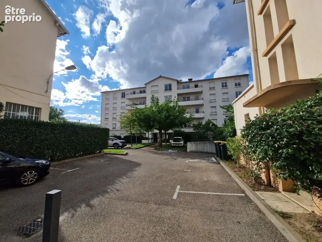   - Appartement à SAINT-PRIEST