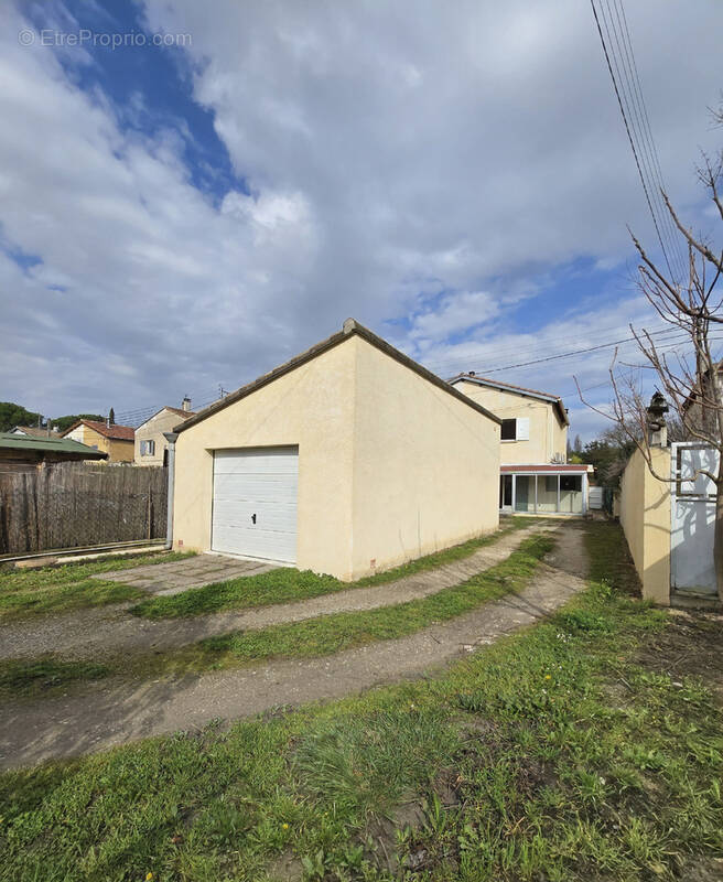 Maison à ENTRAIGUES-SUR-LA-SORGUE