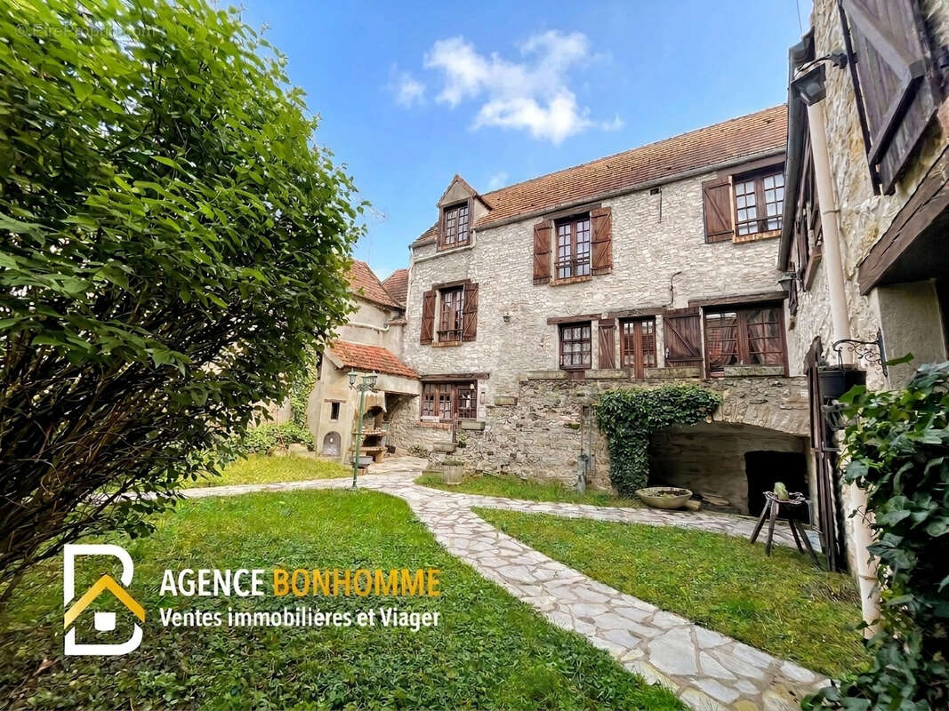 Maison à FOLLAINVILLE-DENNEMONT