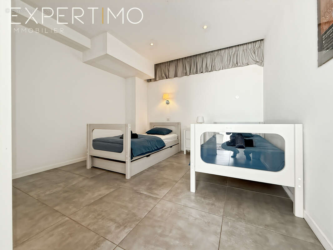 Appartement de Type T3 avec belle terrasse, très beau jardin, deux places de parking, un cellier . - photo 7