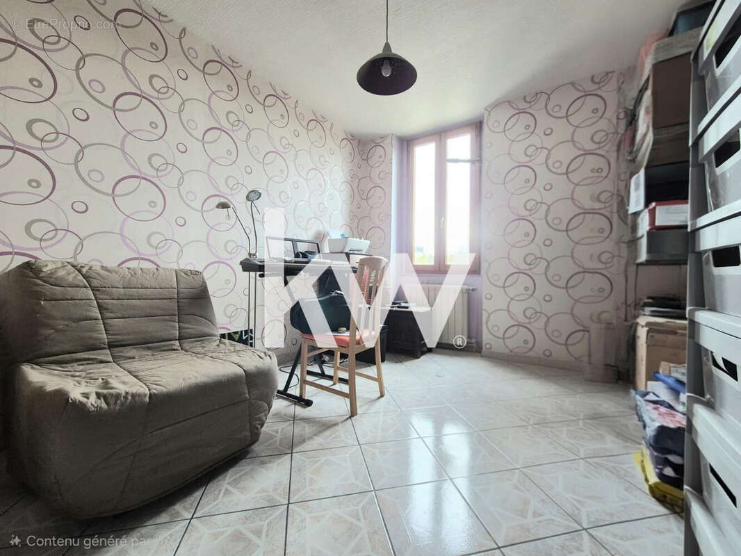 Appartement 112 m² à Le Chambon-Feugerolles  - photo 4