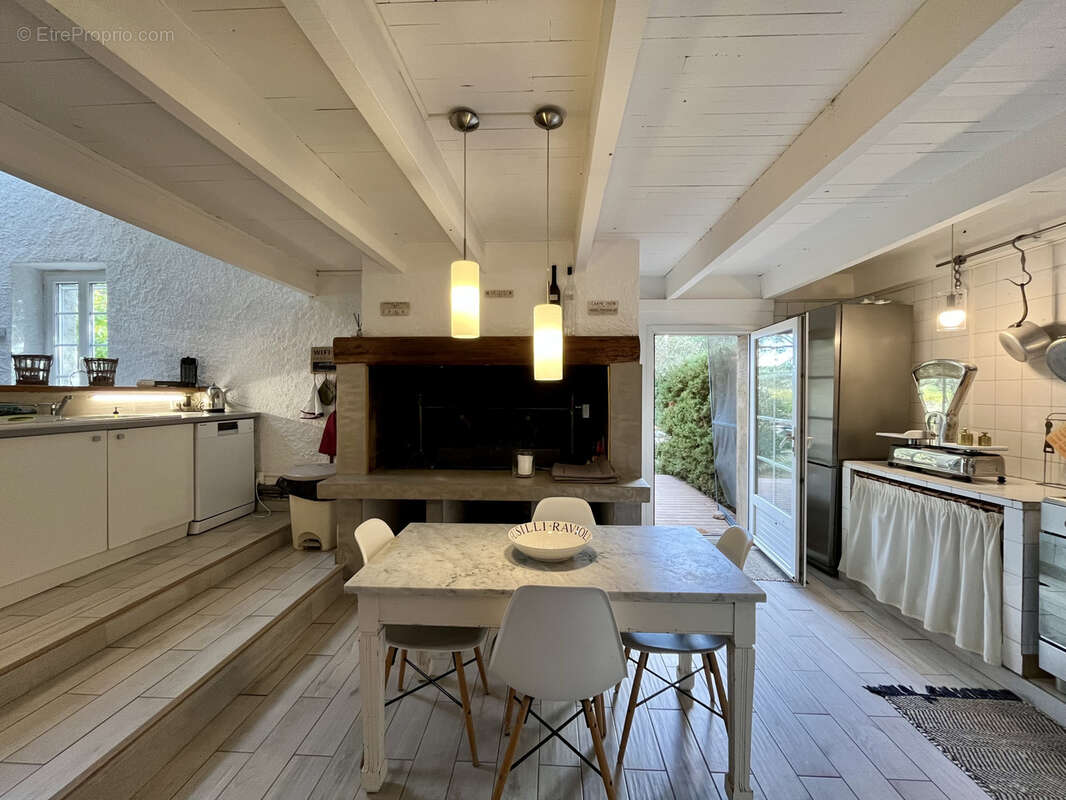 Gruissan, à 3kms des plages, maison de caractère rénovée avec 5 chambres, sur un parc de 2,5 hectares, avec pi - photo 6