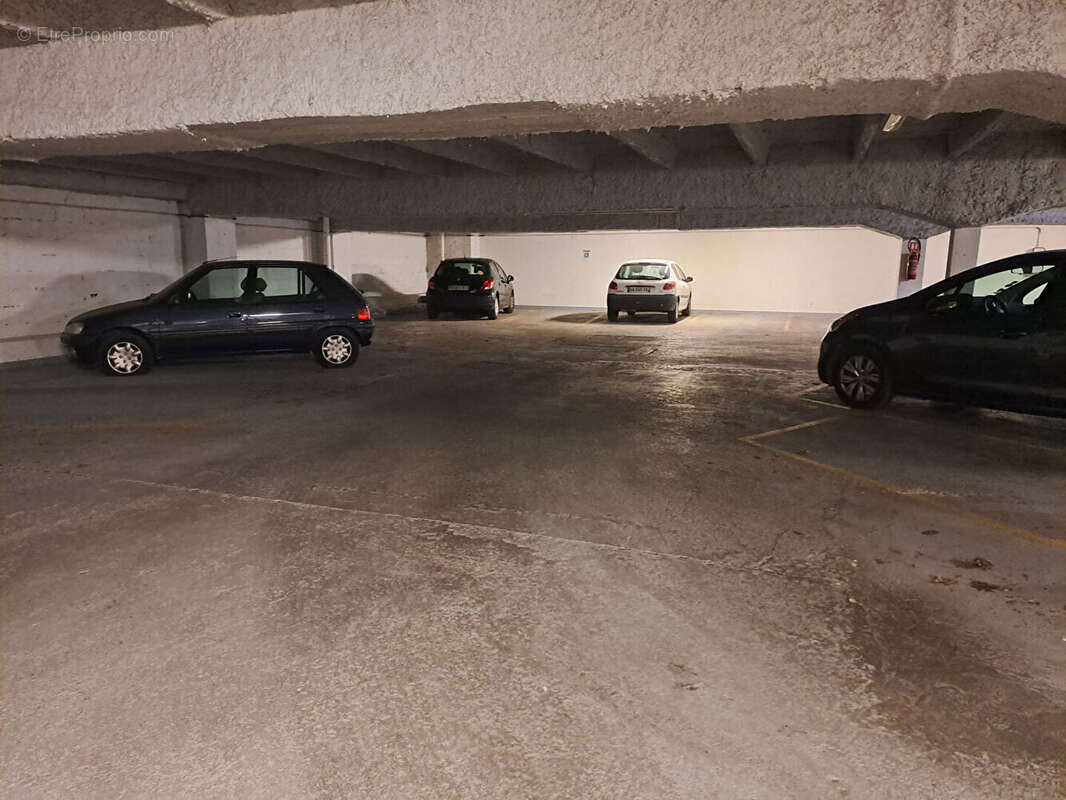 1 Metro Barbara 10 parkings  a vendre - photo 2