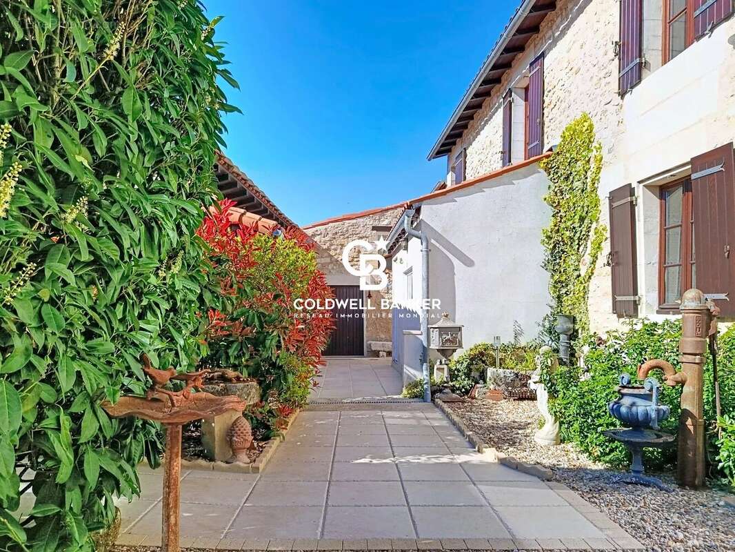 Maison à BUSSAC-SUR-CHARENTE