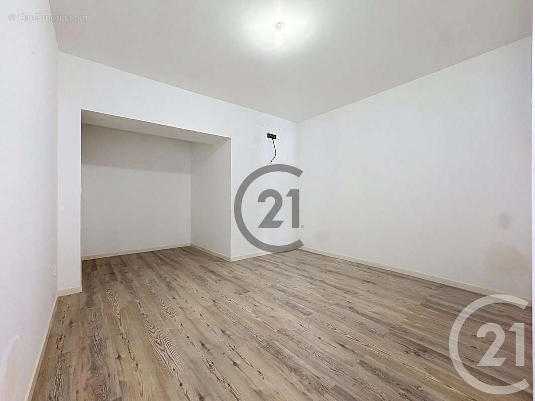 Maison 717 m² à Courcy  - photo 19