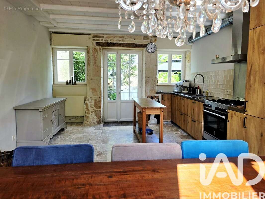 Maison 261 m² à Rouillac  - photo 8