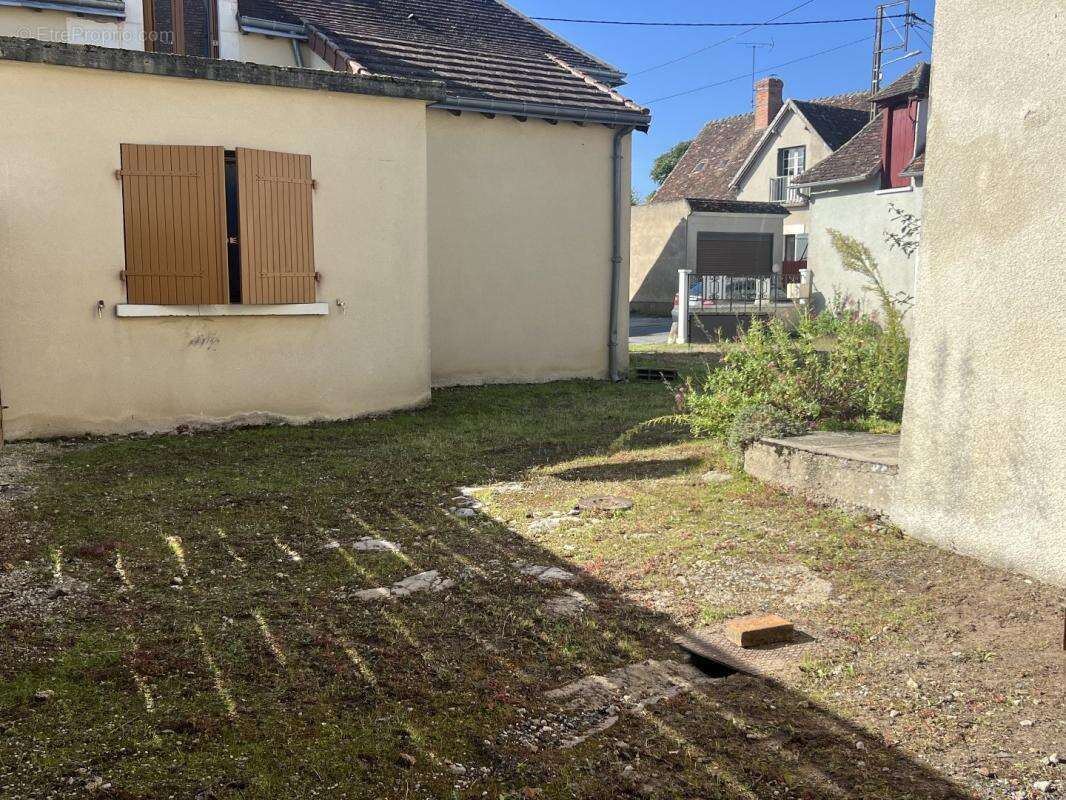 Maison à AZAY-LE-FERRON