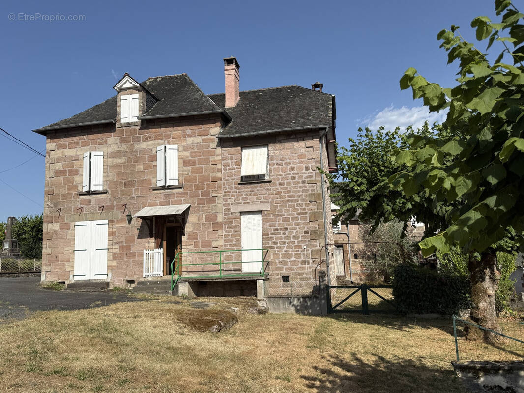 Maison à SAINT-CYR-LA-ROCHE