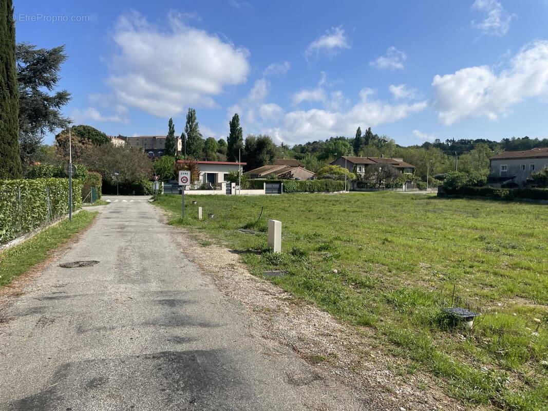 Terrain à MONTELEGER