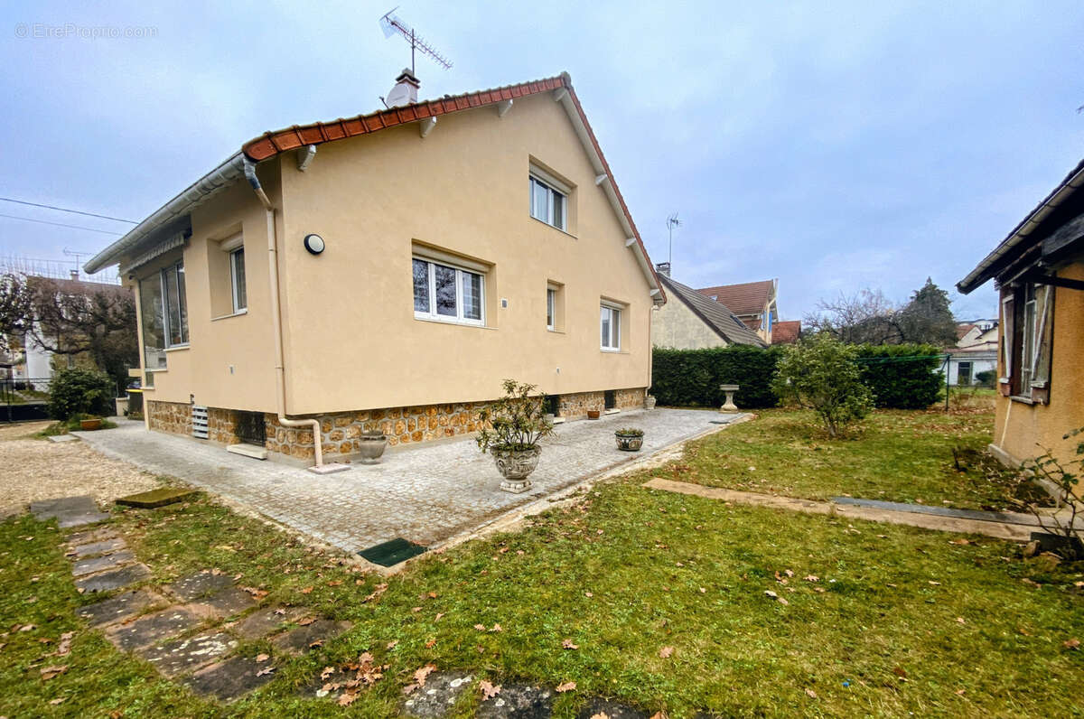Maison à SAINTE-GENEVIEVE-DES-BOIS