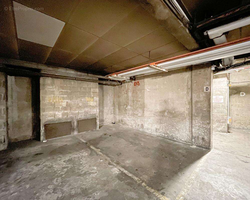 Parking à PARIS-18E
