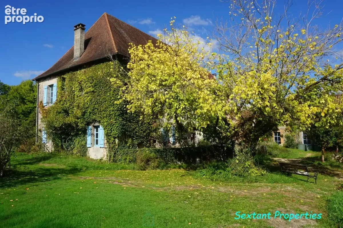 Domaine de 36 hectares avec sa charmante gentilhommière du XVIIe siècle, nichée au coeur du parc naturel du Périgord vert. - photo 4
