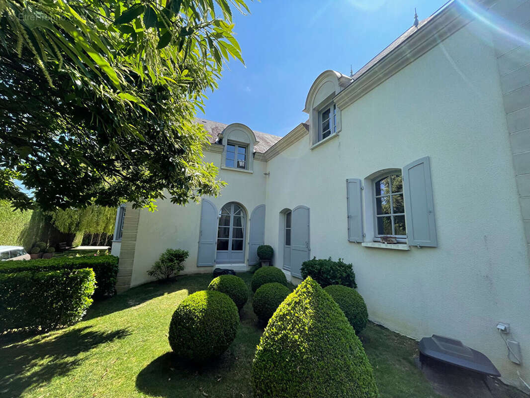 A vendre - agence giboire - demeure d'exception aux portes de rennes de plus de 227m² sur un parc arbore de 2355 m² - photo 2