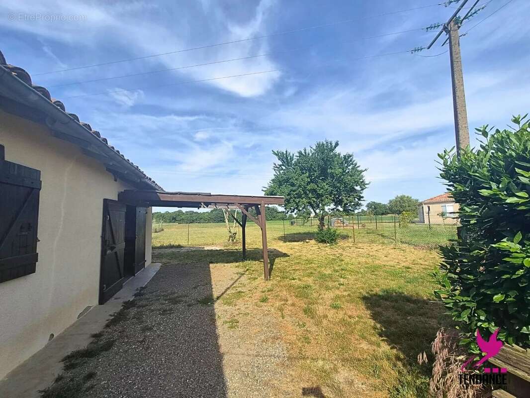Maison à MONTAIGUT-SUR-SAVE