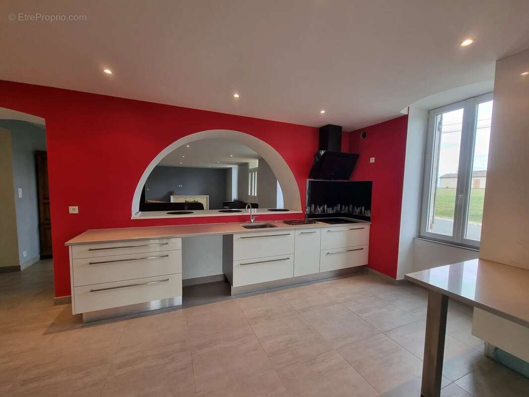 Spacieuse ferme offrant quatre chambres sur 8800m² de jardin - photo 5