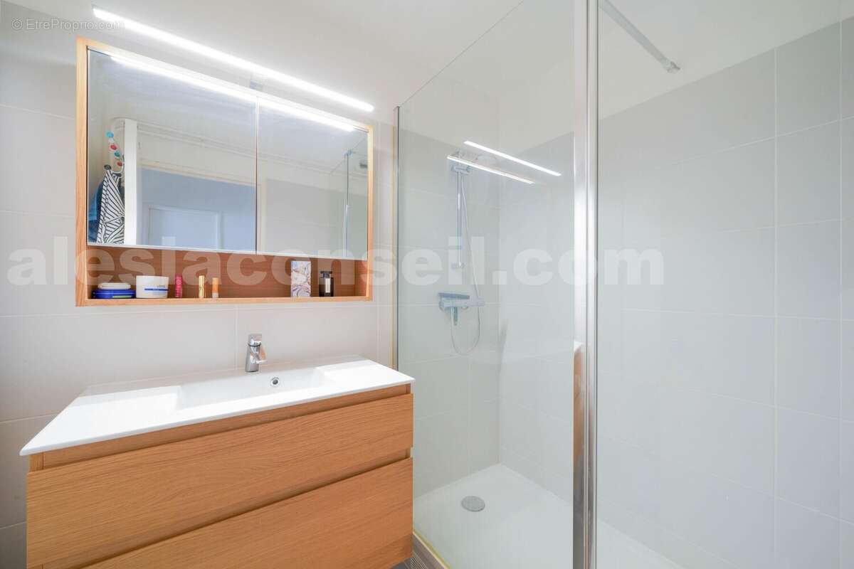 fria3-erni-sdb - Appartement à PARIS-14E