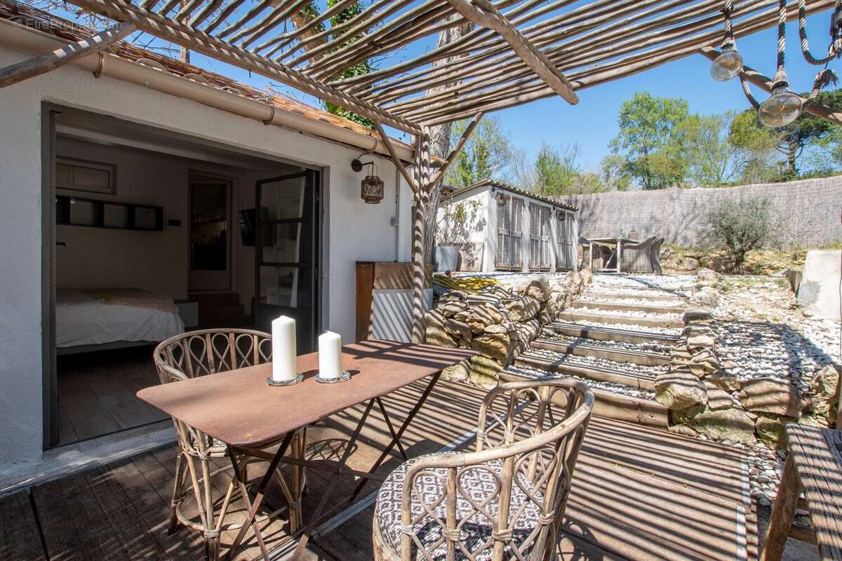 Maison à CHATEAUNEUF-GRASSE