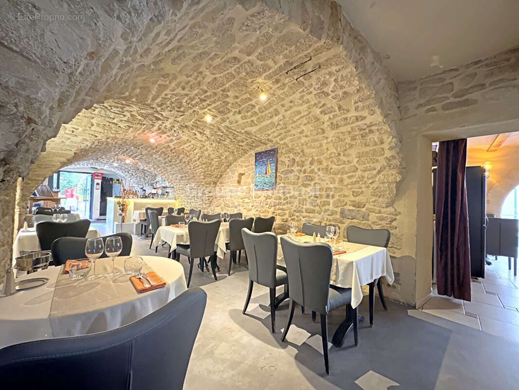 Commerce à GALLARGUES-LE-MONTUEUX