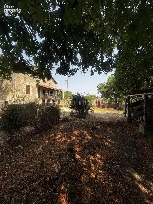Maison de village à rénover 5KM de Ruffec Beau potentiel - photo 4