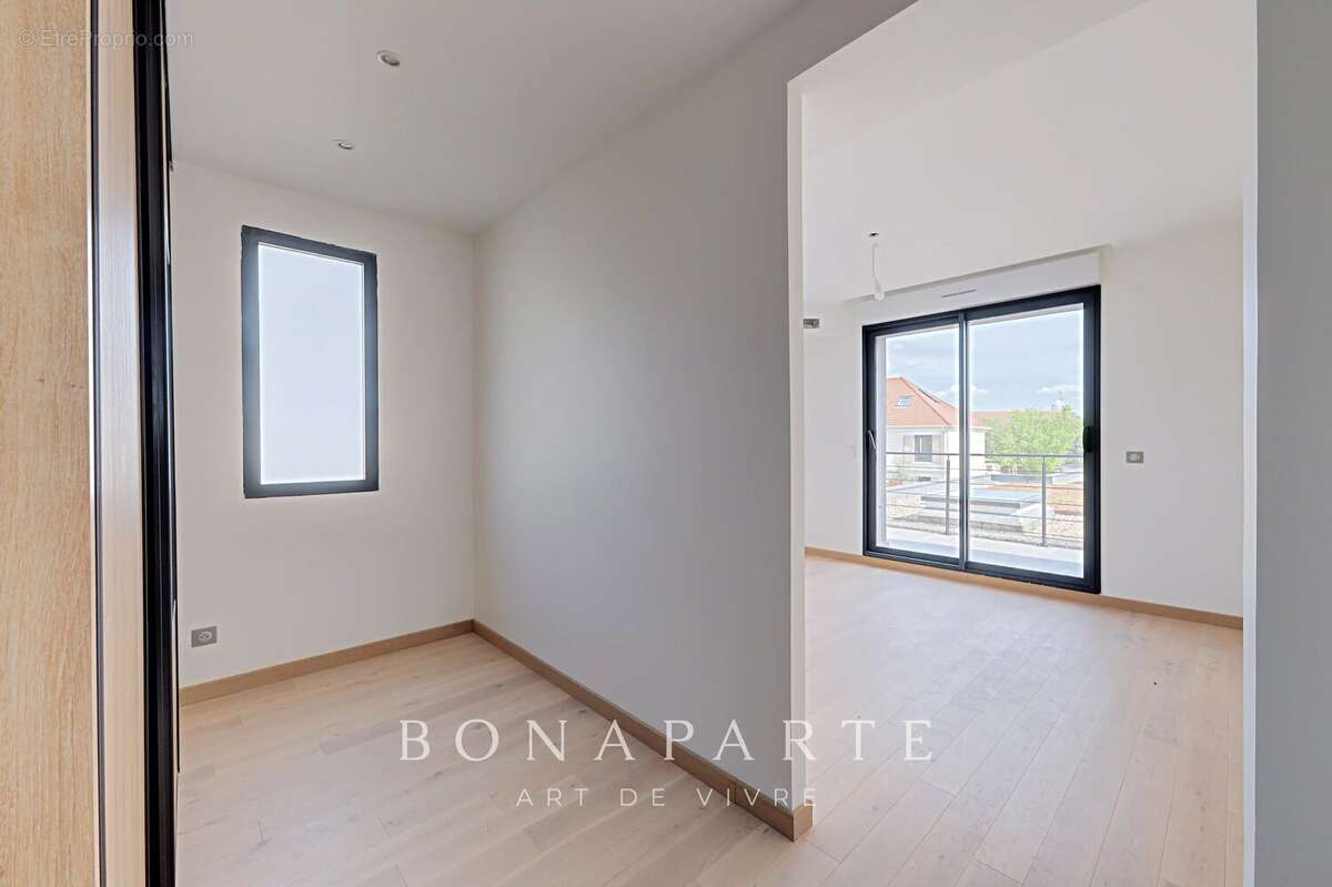 ANTONY centre – Maison récente de 230 m² avec ascenseur, piscine 8x4 et dépendances sur terrain de 1 150 m² - photo 15