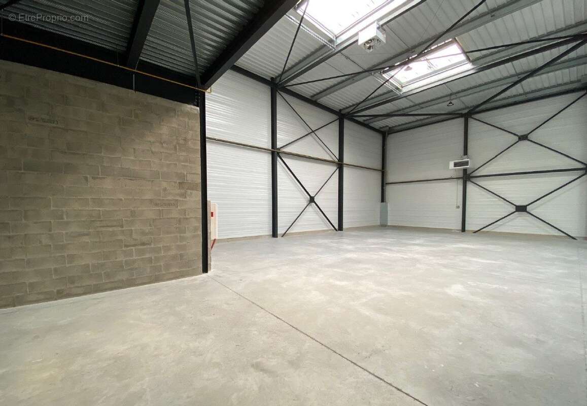 Commerce 1133 m² à Marines  - photo 3