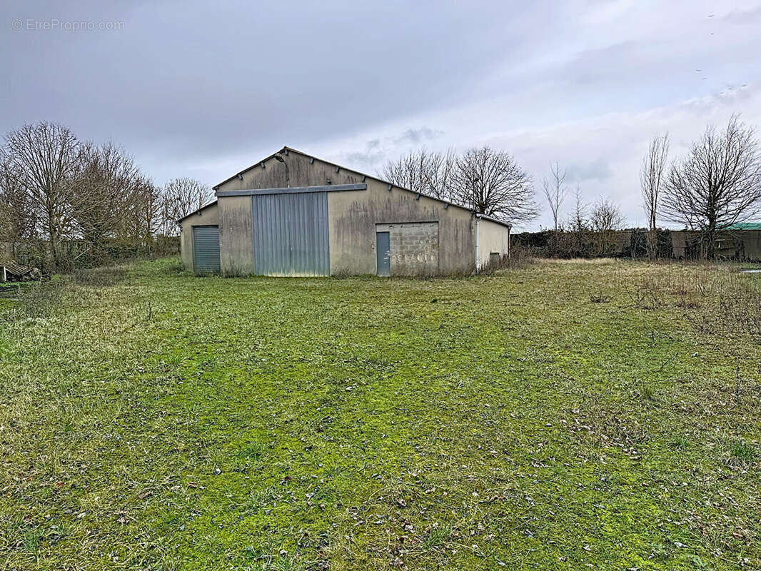 Commerce à MAY-SUR-ORNE