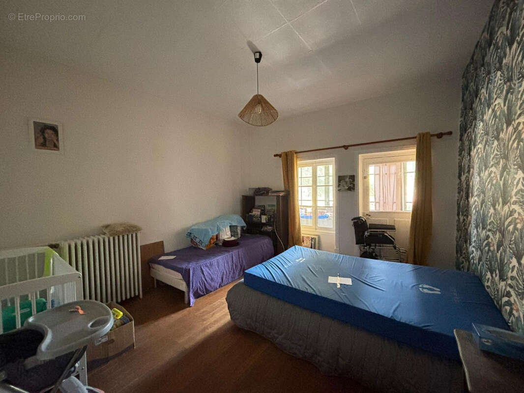 Maison à BAGE-LE-CHATEL