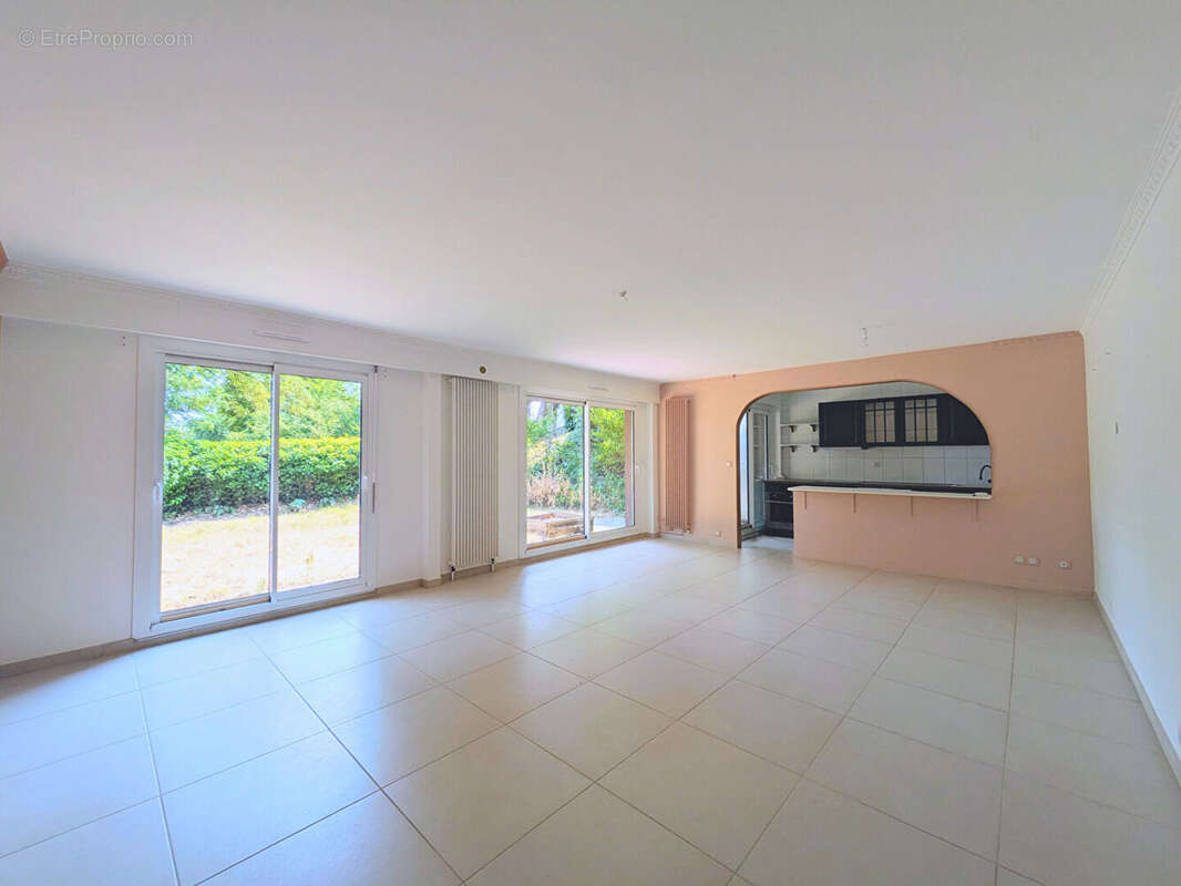 Le Plessis-Robinson, T4 de 96,05 m² en rez-de-jardin avec terrasse et jardin privatif - photo 2