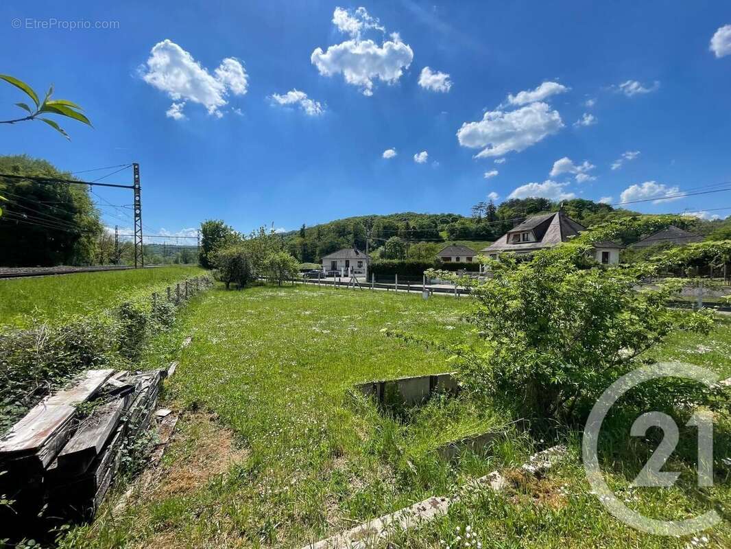 Terrain à VILLENEUVE-SUR-YONNE