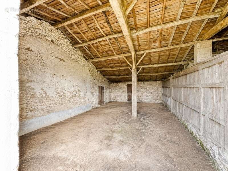 Longère charentaise de caractère avec dépendances et fort potentiel - Saint-Palais-de-Négrignac (17) - photo 3