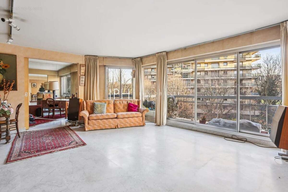 Appartement à NEUILLY-SUR-SEINE