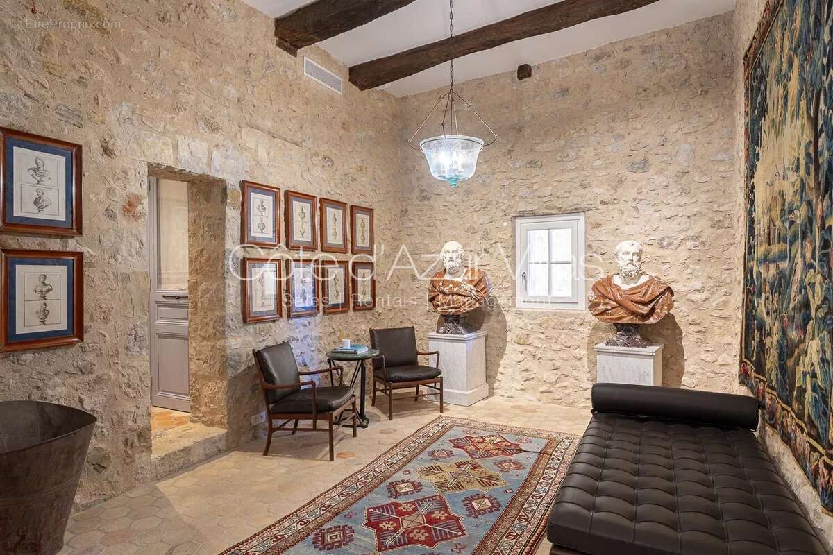 Maison à CHATEAUNEUF-GRASSE