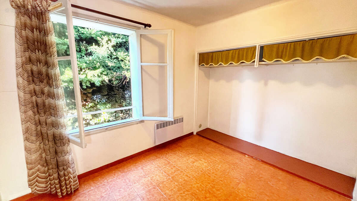 Maison à ENTRAIGUES-SUR-LA-SORGUE