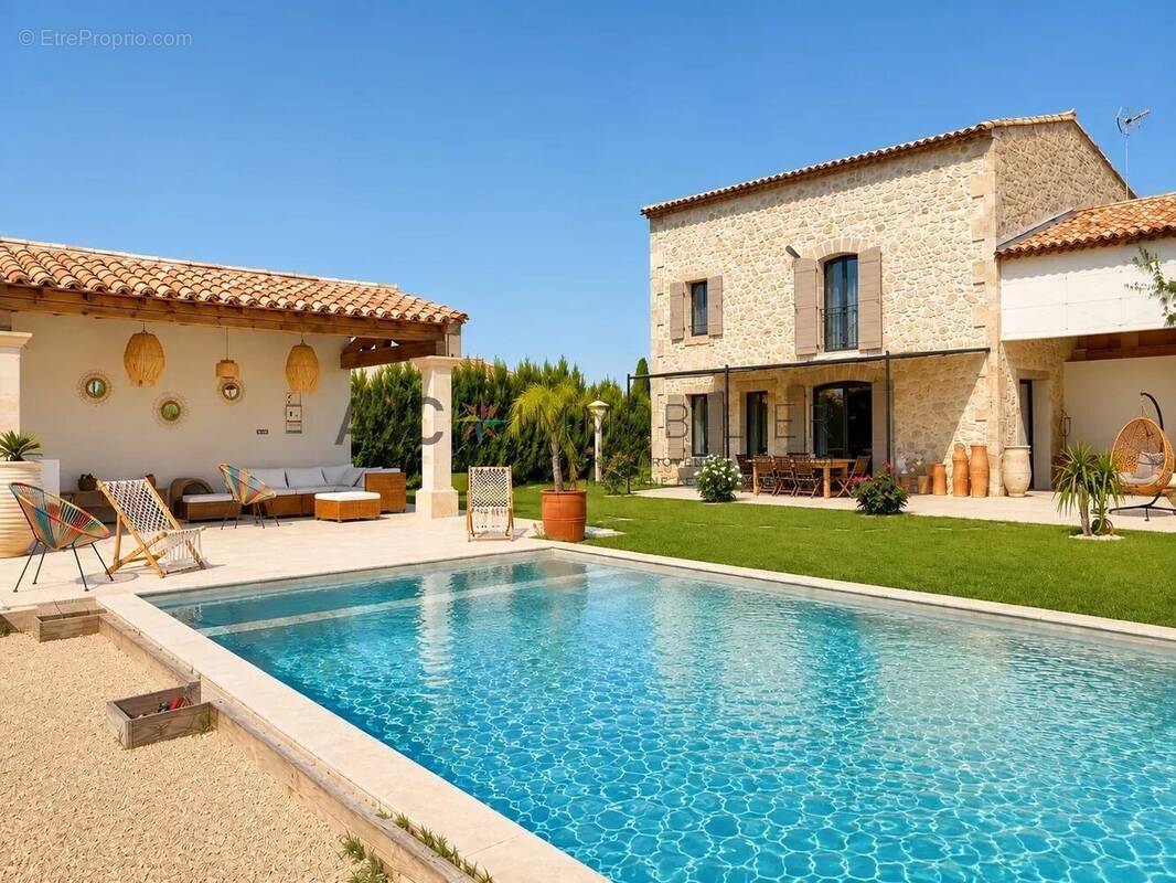 Maison à MAS-BLANC-DES-ALPILLES