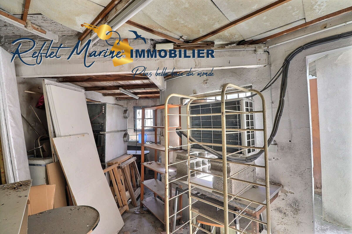 A MARSEILLE LE CABOT - Immeuble R+1 avec local commercial et cour - photo 9