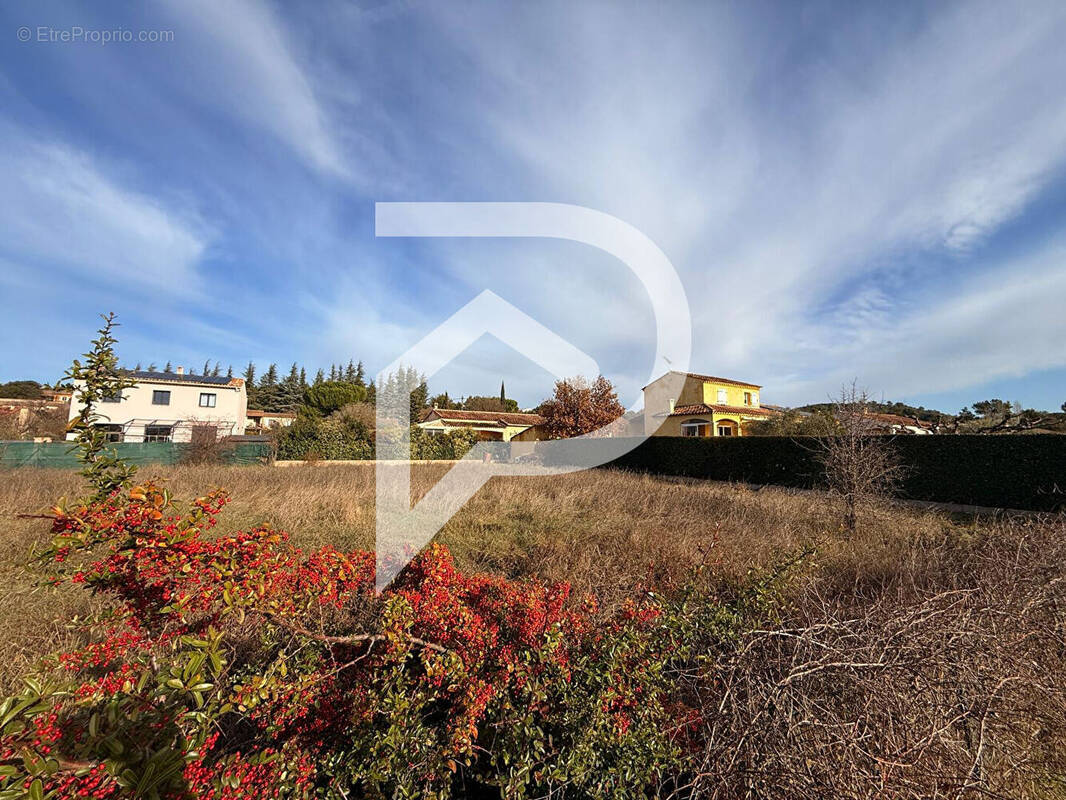 Terrain à VINON-SUR-VERDON