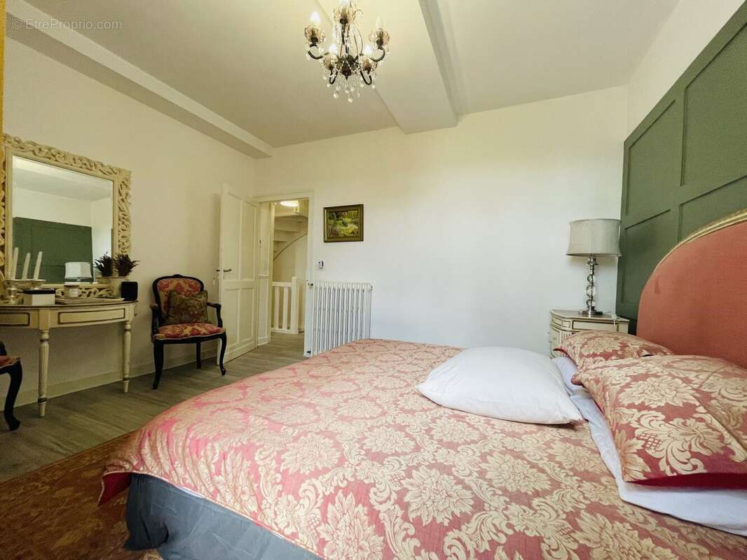 Maison à MAUZAC-ET-GRAND-CASTANG