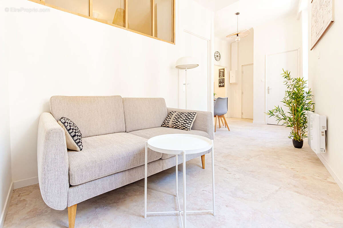 Appartement Marseille 2 pièces / Coup de coeur /  Proche Réformée - Rénové avec gout  - 13001 - photo 3