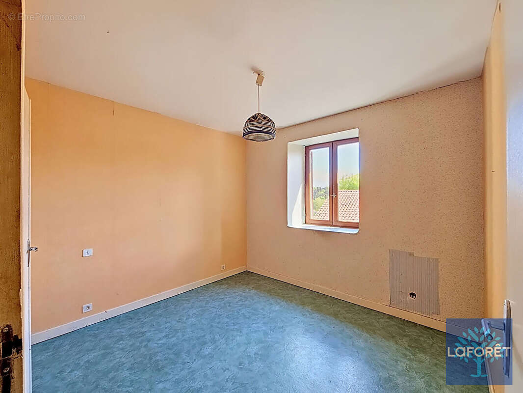 Maison avec jardin, garage et dépendances - 110 m² - Vaures (à 5 min de Loudes) - photo 8