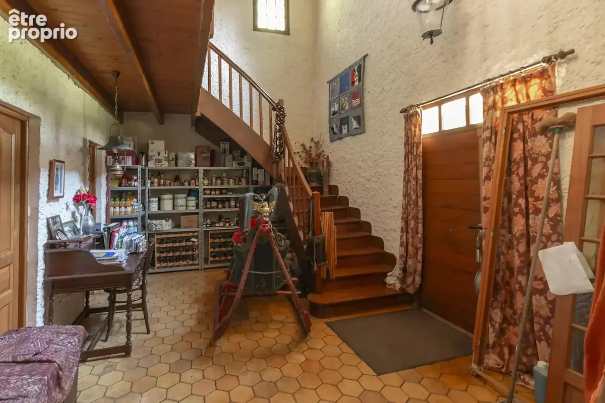 Maison spacieuse avec piscine, grandes dépendances et terrain - photo 7