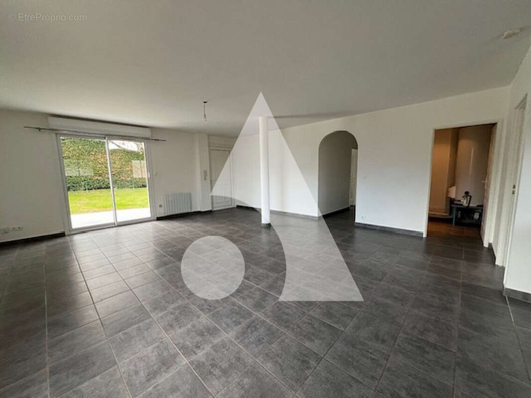 Appartement à NEYRON